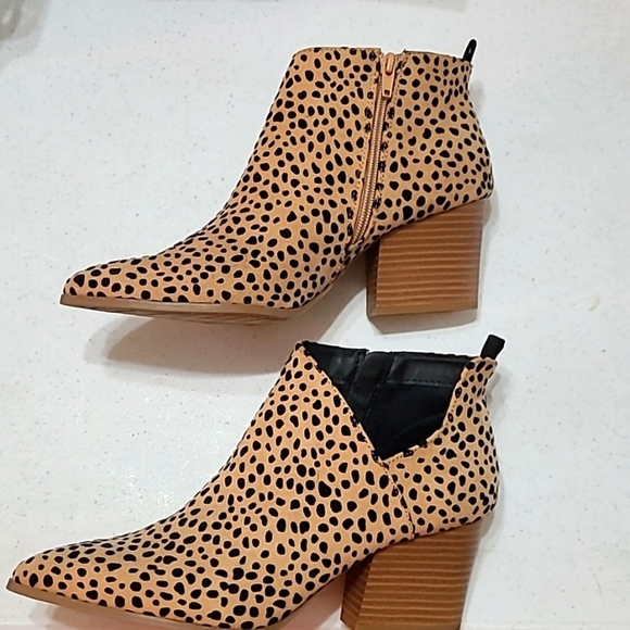 NWOB Qupid polka-dot/dalmatian look Booties size 8 - Picture 1 of 7